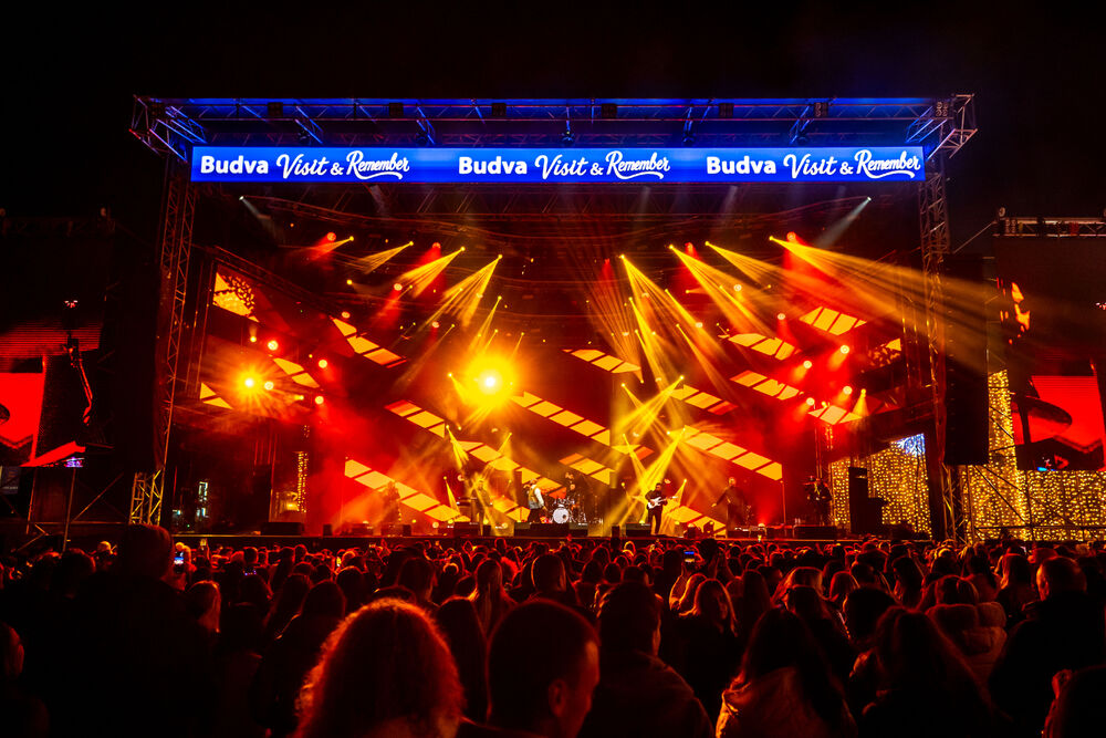 <p>Uz gromoglasne ovacije i horsko pjevanje, Rajović je napravio pravi opšti haos izvodeći svoje najveće hitove &ndash; "Usne boje vina", "Provokacija" i "Pomozite mi drugovi"</p>  <p>Trg Starog grada bio je ispunjen do posljednjeg mjesta, a emocija koja se širila među publikom učinila je da Budva te večeri diše kao jedno</p>