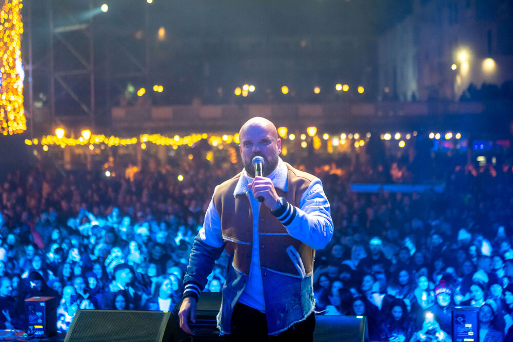 <p>Uz gromoglasne ovacije i horsko pjevanje, Rajović je napravio pravi opšti haos izvodeći svoje najveće hitove &ndash; "Usne boje vina", "Provokacija" i "Pomozite mi drugovi"</p>  <p>Trg Starog grada bio je ispunjen do posljednjeg mjesta, a emocija koja se širila među publikom učinila je da Budva te večeri diše kao jedno</p>