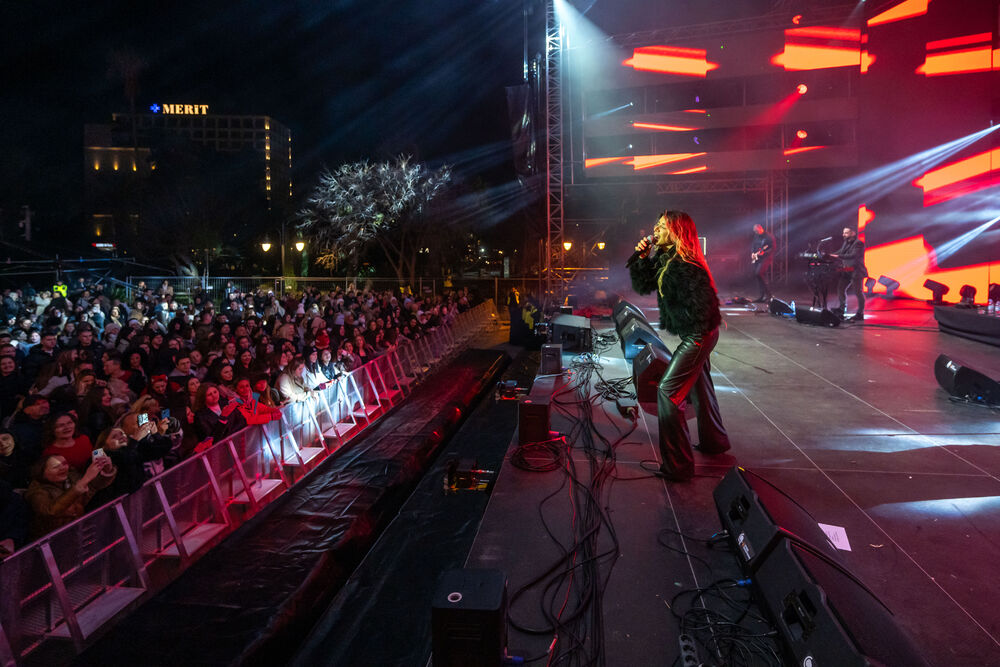 <p>Uz gromoglasne ovacije i horsko pjevanje, Rajović je napravio pravi opšti haos izvodeći svoje najveće hitove &ndash; "Usne boje vina", "Provokacija" i "Pomozite mi drugovi"</p>  <p>Trg Starog grada bio je ispunjen do posljednjeg mjesta, a emocija koja se širila među publikom učinila je da Budva te večeri diše kao jedno</p>