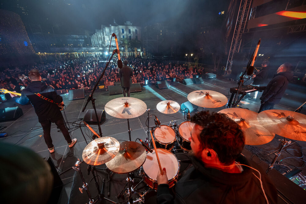 <p>Uz gromoglasne ovacije i horsko pjevanje, Rajović je napravio pravi opšti haos izvodeći svoje najveće hitove &ndash; "Usne boje vina", "Provokacija" i "Pomozite mi drugovi"</p>  <p>Trg Starog grada bio je ispunjen do posljednjeg mjesta, a emocija koja se širila među publikom učinila je da Budva te večeri diše kao jedno</p>
