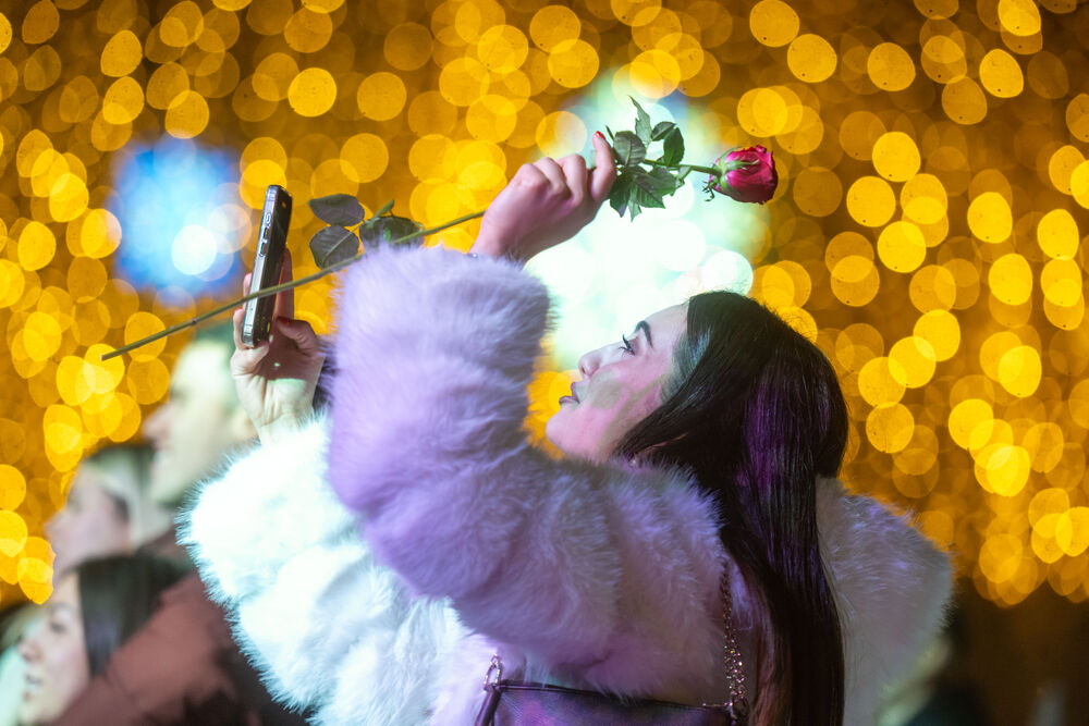 <p>Uz gromoglasne ovacije i horsko pjevanje, Rajović je napravio pravi opšti haos izvodeći svoje najveće hitove &ndash; "Usne boje vina", "Provokacija" i "Pomozite mi drugovi"</p>  <p>Trg Starog grada bio je ispunjen do posljednjeg mjesta, a emocija koja se širila među publikom učinila je da Budva te večeri diše kao jedno</p>