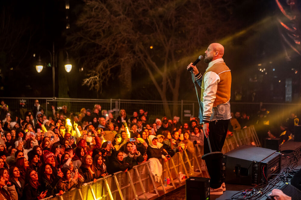 <p>Uz gromoglasne ovacije i horsko pjevanje, Rajović je napravio pravi opšti haos izvodeći svoje najveće hitove &ndash; "Usne boje vina", "Provokacija" i "Pomozite mi drugovi"</p>  <p>Trg Starog grada bio je ispunjen do posljednjeg mjesta, a emocija koja se širila među publikom učinila je da Budva te večeri diše kao jedno</p>
