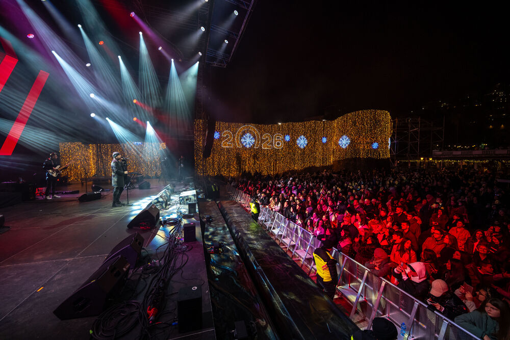 <p>Uz gromoglasne ovacije i horsko pjevanje, Rajović je napravio pravi opšti haos izvodeći svoje najveće hitove &ndash; "Usne boje vina", "Provokacija" i "Pomozite mi drugovi"</p>  <p>Trg Starog grada bio je ispunjen do posljednjeg mjesta, a emocija koja se širila među publikom učinila je da Budva te večeri diše kao jedno</p>