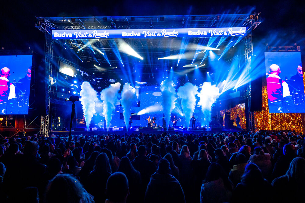 <p>Uz gromoglasne ovacije i horsko pjevanje, Rajović je napravio pravi opšti haos izvodeći svoje najveće hitove &ndash; "Usne boje vina", "Provokacija" i "Pomozite mi drugovi"</p>  <p>Trg Starog grada bio je ispunjen do posljednjeg mjesta, a emocija koja se širila među publikom učinila je da Budva te večeri diše kao jedno</p>