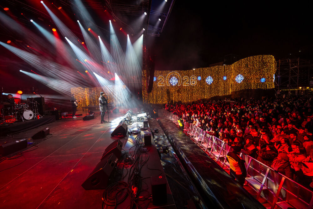 <p>Uz gromoglasne ovacije i horsko pjevanje, Rajović je napravio pravi opšti haos izvodeći svoje najveće hitove &ndash; "Usne boje vina", "Provokacija" i "Pomozite mi drugovi"</p>  <p>Trg Starog grada bio je ispunjen do posljednjeg mjesta, a emocija koja se širila među publikom učinila je da Budva te večeri diše kao jedno</p>