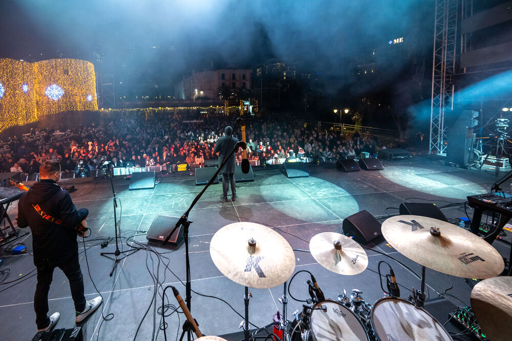 <p>Uz gromoglasne ovacije i horsko pjevanje, Rajović je napravio pravi opšti haos izvodeći svoje najveće hitove &ndash; "Usne boje vina", "Provokacija" i "Pomozite mi drugovi"</p>  <p>Trg Starog grada bio je ispunjen do posljednjeg mjesta, a emocija koja se širila među publikom učinila je da Budva te večeri diše kao jedno</p>