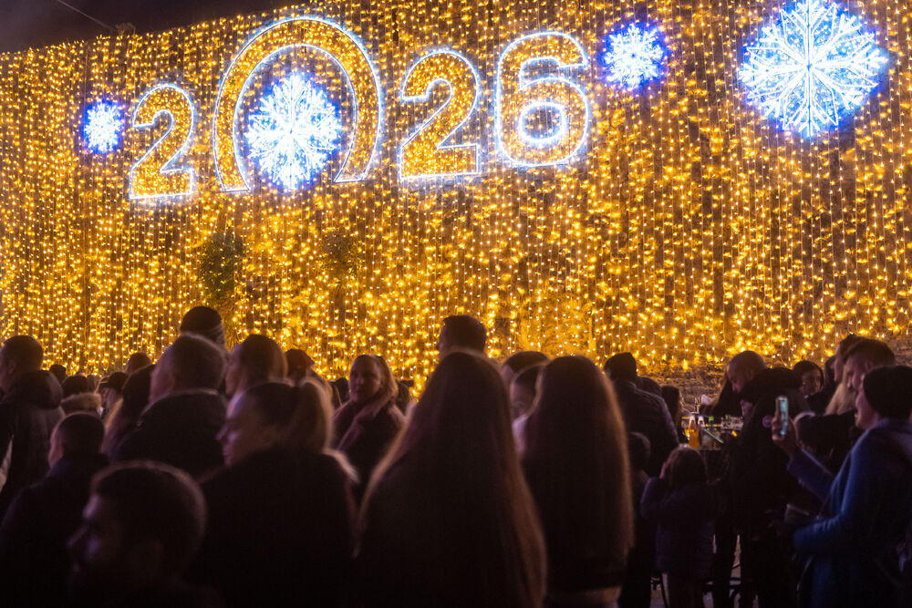 <p>Uz gromoglasne ovacije i horsko pjevanje, Rajović je napravio pravi opšti haos izvodeći svoje najveće hitove &ndash; "Usne boje vina", "Provokacija" i "Pomozite mi drugovi"</p>  <p>Trg Starog grada bio je ispunjen do posljednjeg mjesta, a emocija koja se širila među publikom učinila je da Budva te večeri diše kao jedno</p>