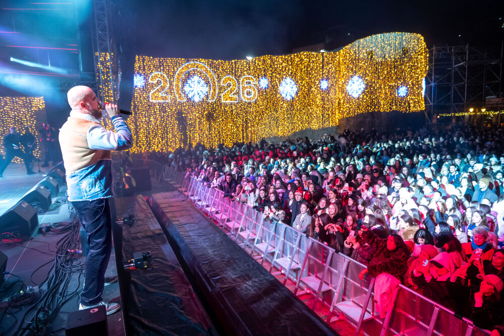 <p>Uz gromoglasne ovacije i horsko pjevanje, Rajović je napravio pravi opšti haos izvodeći svoje najveće hitove &ndash; "Usne boje vina", "Provokacija" i "Pomozite mi drugovi"</p>  <p>Trg Starog grada bio je ispunjen do posljednjeg mjesta, a emocija koja se širila među publikom učinila je da Budva te večeri diše kao jedno</p>