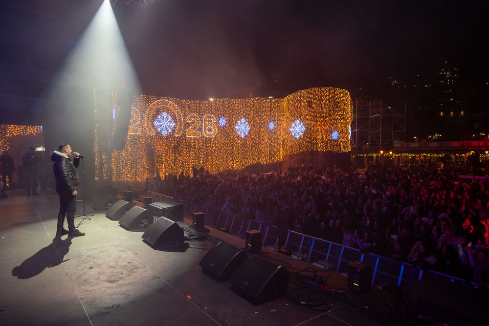 <p>Uz gromoglasne ovacije i horsko pjevanje, Rajović je napravio pravi opšti haos izvodeći svoje najveće hitove &ndash; "Usne boje vina", "Provokacija" i "Pomozite mi drugovi"</p>  <p>Trg Starog grada bio je ispunjen do posljednjeg mjesta, a emocija koja se širila među publikom učinila je da Budva te večeri diše kao jedno</p>