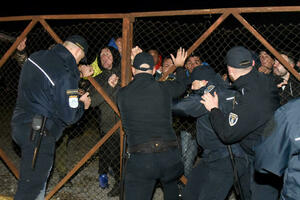 Botun je &bdquo;pao&rdquo;, Vlada ne mrda