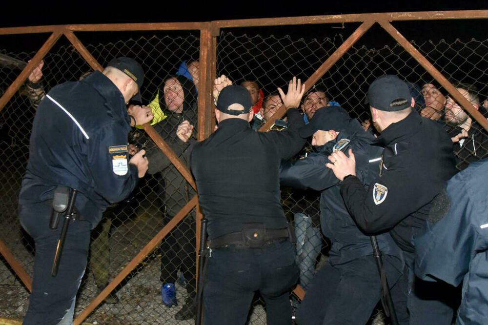Početak sukoba mještana sa Komunalnom policijom, Foto: Boris Pejović