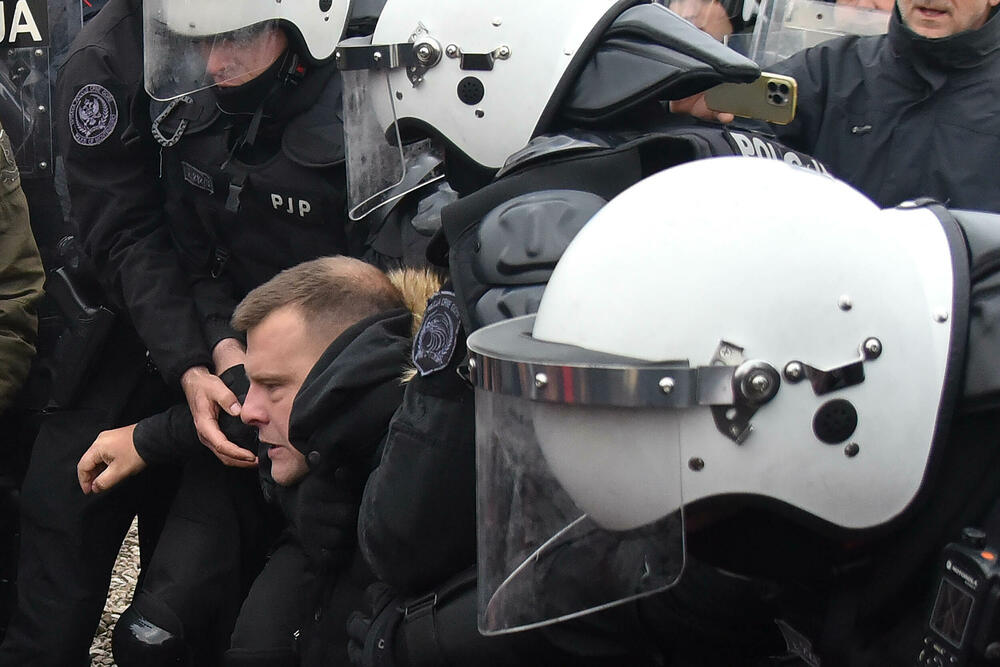 <p>Epilog dvomjesečnog protesta: policija u zoru &ldquo;očistila&rdquo; Botun, mašine krenule nakon privođenja 54 osobe, prepucavanja u vladajućoj većini</p>  <p>Knežević najavio izlazak iz &ldquo;krvave Vlade&rdquo;, Mandić kaže da je ugrožen mir, a Spajić tvrdi da je sve bilo civilizovano</p>  <p>Svi privedeni pušteni nakon izjava u policiji, ministarka saobraćaja iz DNP-a &ldquo;obišla&rdquo; mještane, ali bez komentara o blokiranim putevima i pruzi</p>