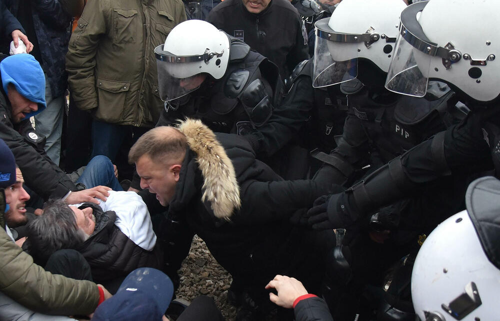 <p>Epilog dvomjesečnog protesta: policija u zoru &ldquo;očistila&rdquo; Botun, mašine krenule nakon privođenja 54 osobe, prepucavanja u vladajućoj većini</p>  <p>Knežević najavio izlazak iz &ldquo;krvave Vlade&rdquo;, Mandić kaže da je ugrožen mir, a Spajić tvrdi da je sve bilo civilizovano</p>  <p>Svi privedeni pušteni nakon izjava u policiji, ministarka saobraćaja iz DNP-a &ldquo;obišla&rdquo; mještane, ali bez komentara o blokiranim putevima i pruzi</p>