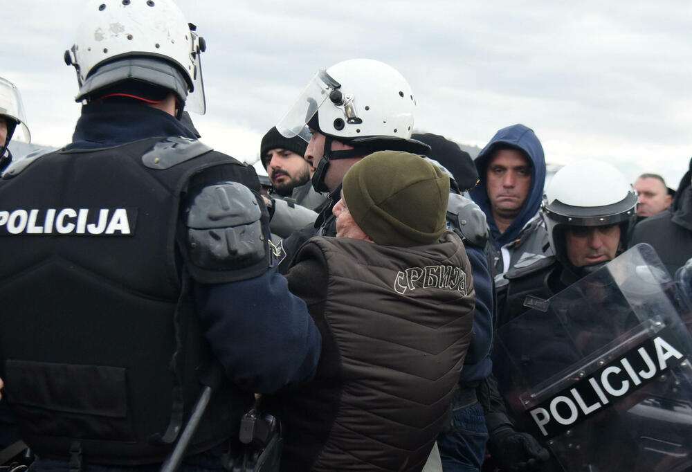 <p>Epilog dvomjesečnog protesta: policija u zoru &ldquo;očistila&rdquo; Botun, mašine krenule nakon privođenja 54 osobe, prepucavanja u vladajućoj većini</p>  <p>Knežević najavio izlazak iz &ldquo;krvave Vlade&rdquo;, Mandić kaže da je ugrožen mir, a Spajić tvrdi da je sve bilo civilizovano</p>  <p>Svi privedeni pušteni nakon izjava u policiji, ministarka saobraćaja iz DNP-a &ldquo;obišla&rdquo; mještane, ali bez komentara o blokiranim putevima i pruzi</p>