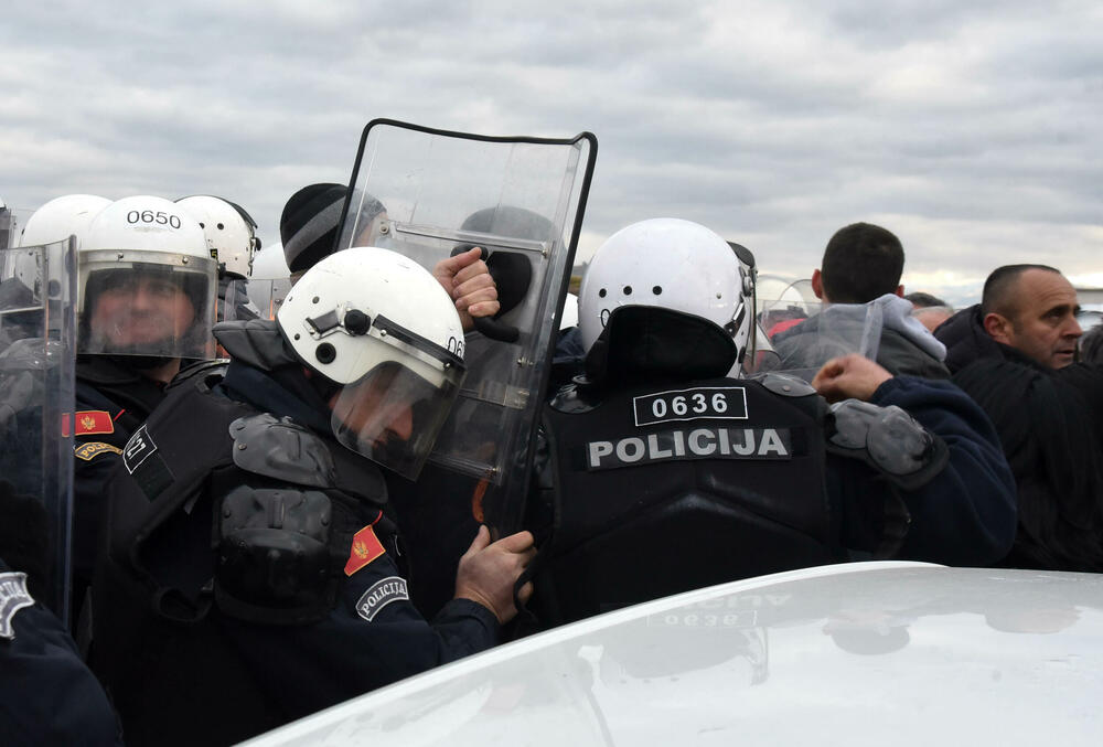 <p>Epilog dvomjesečnog protesta: policija u zoru &ldquo;očistila&rdquo; Botun, mašine krenule nakon privođenja 54 osobe, prepucavanja u vladajućoj većini</p>  <p>Knežević najavio izlazak iz &ldquo;krvave Vlade&rdquo;, Mandić kaže da je ugrožen mir, a Spajić tvrdi da je sve bilo civilizovano</p>  <p>Svi privedeni pušteni nakon izjava u policiji, ministarka saobraćaja iz DNP-a &ldquo;obišla&rdquo; mještane, ali bez komentara o blokiranim putevima i pruzi</p>