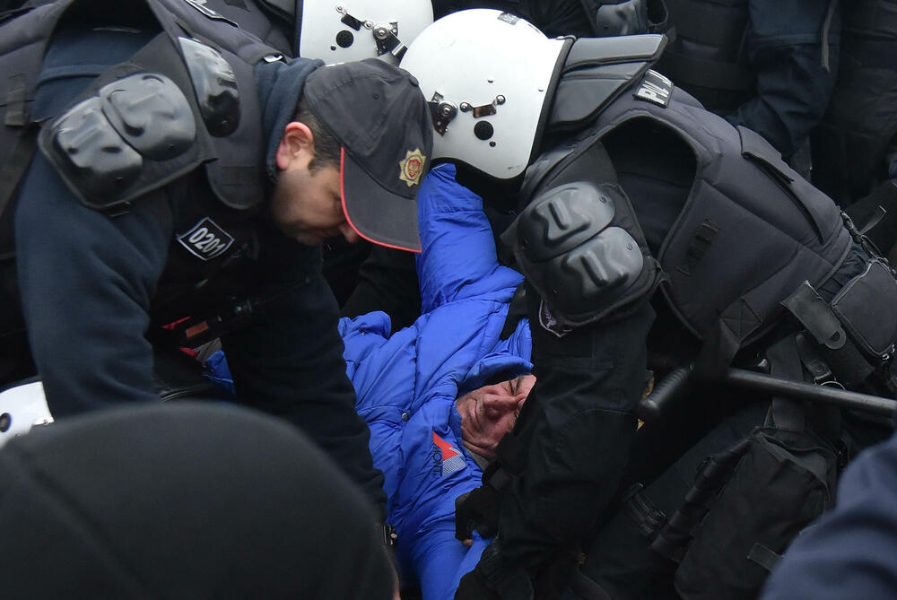 <p>Epilog dvomjesečnog protesta: policija u zoru &ldquo;očistila&rdquo; Botun, mašine krenule nakon privođenja 54 osobe, prepucavanja u vladajućoj većini</p>  <p>Knežević najavio izlazak iz &ldquo;krvave Vlade&rdquo;, Mandić kaže da je ugrožen mir, a Spajić tvrdi da je sve bilo civilizovano</p>  <p>Svi privedeni pušteni nakon izjava u policiji, ministarka saobraćaja iz DNP-a &ldquo;obišla&rdquo; mještane, ali bez komentara o blokiranim putevima i pruzi</p>