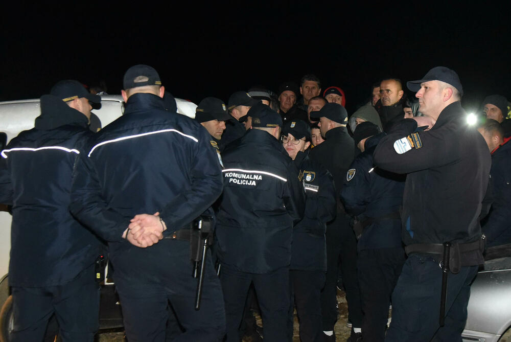 <p>Epilog dvomjesečnog protesta: policija u zoru &ldquo;očistila&rdquo; Botun, mašine krenule nakon privođenja 54 osobe, prepucavanja u vladajućoj većini</p>  <p>Knežević najavio izlazak iz &ldquo;krvave Vlade&rdquo;, Mandić kaže da je ugrožen mir, a Spajić tvrdi da je sve bilo civilizovano</p>  <p>Svi privedeni pušteni nakon izjava u policiji, ministarka saobraćaja iz DNP-a &ldquo;obišla&rdquo; mještane, ali bez komentara o blokiranim putevima i pruzi</p>