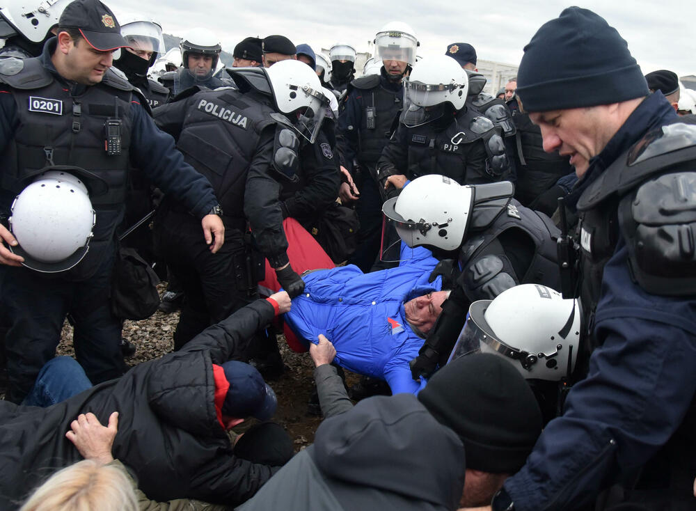 <p>Epilog dvomjesečnog protesta: policija u zoru &ldquo;očistila&rdquo; Botun, mašine krenule nakon privođenja 54 osobe, prepucavanja u vladajućoj većini</p>  <p>Knežević najavio izlazak iz &ldquo;krvave Vlade&rdquo;, Mandić kaže da je ugrožen mir, a Spajić tvrdi da je sve bilo civilizovano</p>  <p>Svi privedeni pušteni nakon izjava u policiji, ministarka saobraćaja iz DNP-a &ldquo;obišla&rdquo; mještane, ali bez komentara o blokiranim putevima i pruzi</p>
