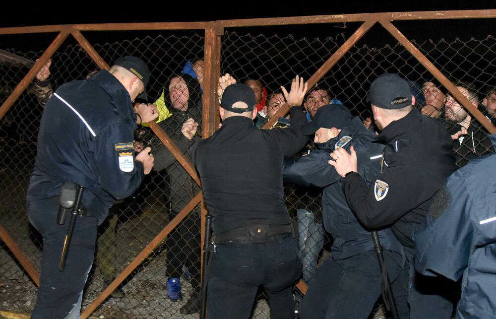<p>Epilog dvomjesečnog protesta: policija u zoru &ldquo;očistila&rdquo; Botun, mašine krenule nakon privođenja 54 osobe, prepucavanja u vladajućoj većini</p>  <p>Knežević najavio izlazak iz &ldquo;krvave Vlade&rdquo;, Mandić kaže da je ugrožen mir, a Spajić tvrdi da je sve bilo civilizovano</p>  <p>Svi privedeni pušteni nakon izjava u policiji, ministarka saobraćaja iz DNP-a &ldquo;obišla&rdquo; mještane, ali bez komentara o blokiranim putevima i pruzi</p>