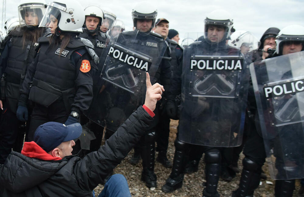 <p>Epilog dvomjesečnog protesta: policija u zoru &ldquo;očistila&rdquo; Botun, mašine krenule nakon privođenja 54 osobe, prepucavanja u vladajućoj većini</p>  <p>Knežević najavio izlazak iz &ldquo;krvave Vlade&rdquo;, Mandić kaže da je ugrožen mir, a Spajić tvrdi da je sve bilo civilizovano</p>  <p>Svi privedeni pušteni nakon izjava u policiji, ministarka saobraćaja iz DNP-a &ldquo;obišla&rdquo; mještane, ali bez komentara o blokiranim putevima i pruzi</p>