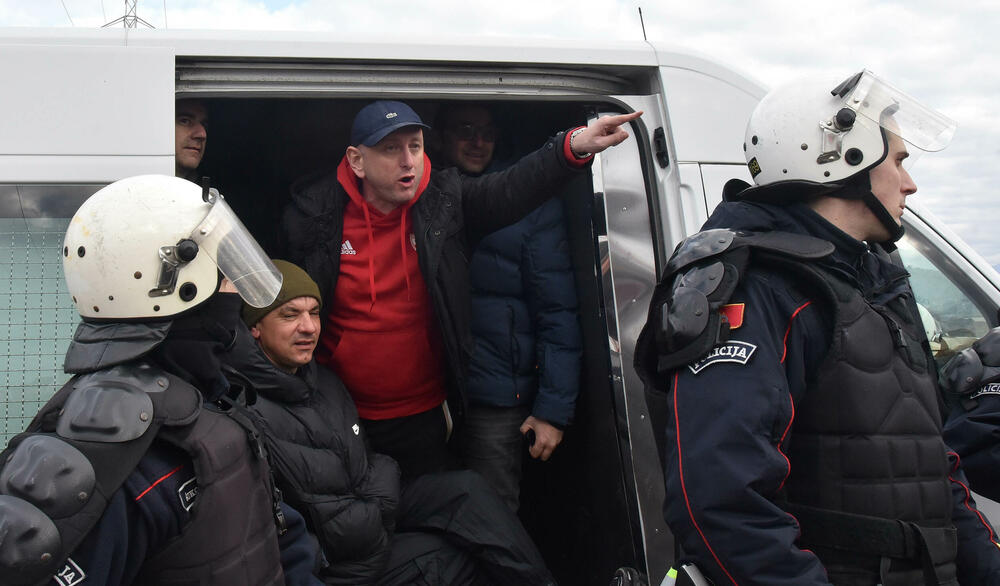 <p>Epilog dvomjesečnog protesta: policija u zoru &ldquo;očistila&rdquo; Botun, mašine krenule nakon privođenja 54 osobe, prepucavanja u vladajućoj većini</p>  <p>Knežević najavio izlazak iz &ldquo;krvave Vlade&rdquo;, Mandić kaže da je ugrožen mir, a Spajić tvrdi da je sve bilo civilizovano</p>  <p>Svi privedeni pušteni nakon izjava u policiji, ministarka saobraćaja iz DNP-a &ldquo;obišla&rdquo; mještane, ali bez komentara o blokiranim putevima i pruzi</p>