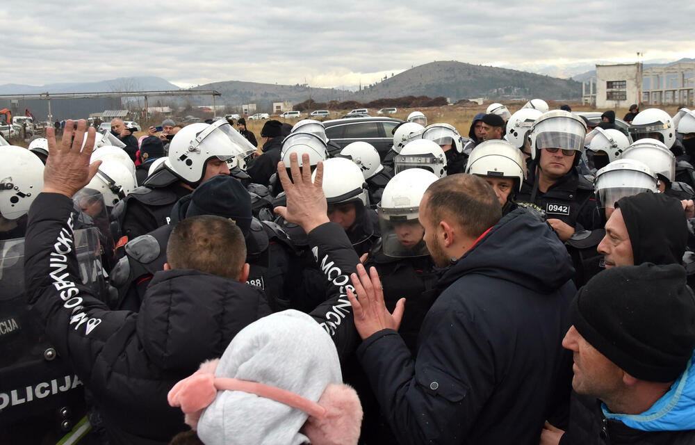 <p>Epilog dvomjesečnog protesta: policija u zoru &ldquo;očistila&rdquo; Botun, mašine krenule nakon privođenja 54 osobe, prepucavanja u vladajućoj većini</p>  <p>Knežević najavio izlazak iz &ldquo;krvave Vlade&rdquo;, Mandić kaže da je ugrožen mir, a Spajić tvrdi da je sve bilo civilizovano</p>  <p>Svi privedeni pušteni nakon izjava u policiji, ministarka saobraćaja iz DNP-a &ldquo;obišla&rdquo; mještane, ali bez komentara o blokiranim putevima i pruzi</p>