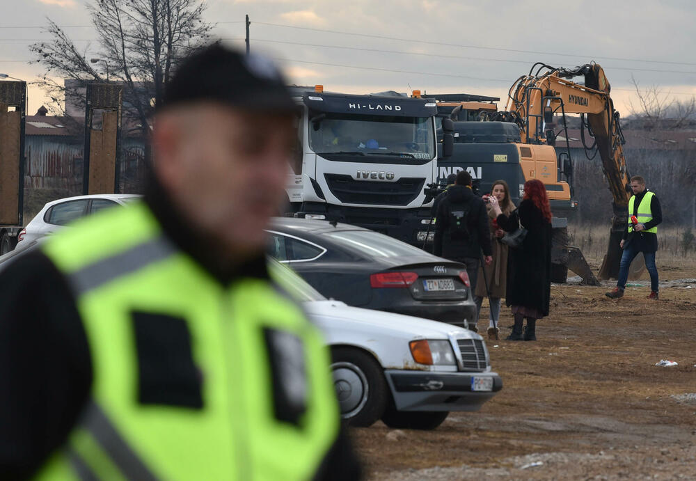 <p>Epilog dvomjesečnog protesta: policija u zoru &ldquo;očistila&rdquo; Botun, mašine krenule nakon privođenja 54 osobe, prepucavanja u vladajućoj većini</p>  <p>Knežević najavio izlazak iz &ldquo;krvave Vlade&rdquo;, Mandić kaže da je ugrožen mir, a Spajić tvrdi da je sve bilo civilizovano</p>  <p>Svi privedeni pušteni nakon izjava u policiji, ministarka saobraćaja iz DNP-a &ldquo;obišla&rdquo; mještane, ali bez komentara o blokiranim putevima i pruzi</p>