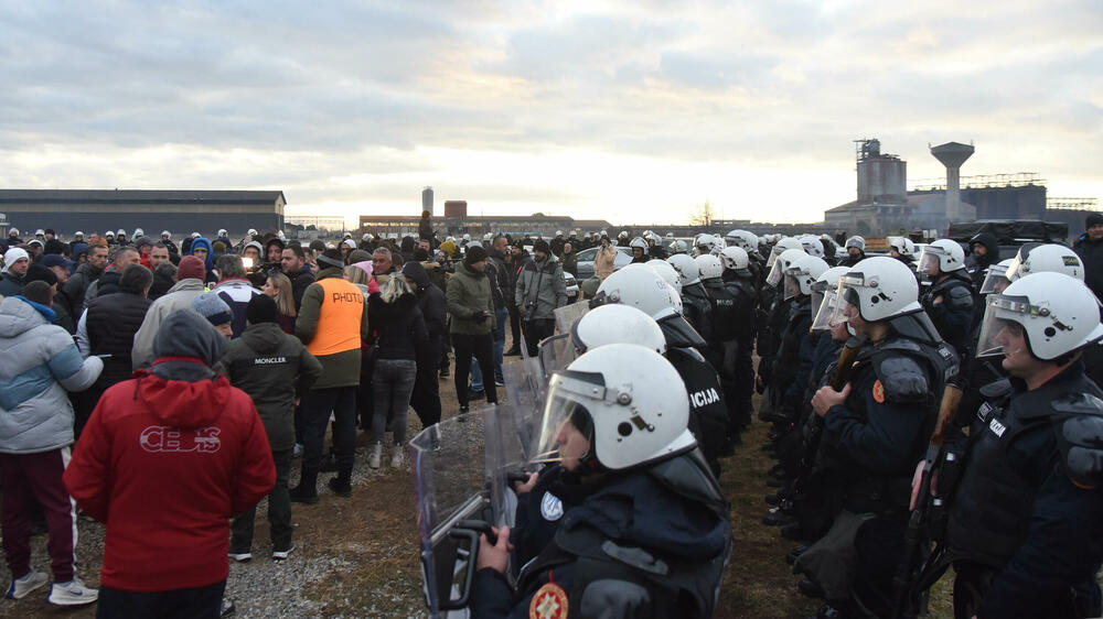 <p>Epilog dvomjesečnog protesta: policija u zoru &ldquo;očistila&rdquo; Botun, mašine krenule nakon privođenja 54 osobe, prepucavanja u vladajućoj većini</p>  <p>Knežević najavio izlazak iz &ldquo;krvave Vlade&rdquo;, Mandić kaže da je ugrožen mir, a Spajić tvrdi da je sve bilo civilizovano</p>  <p>Svi privedeni pušteni nakon izjava u policiji, ministarka saobraćaja iz DNP-a &ldquo;obišla&rdquo; mještane, ali bez komentara o blokiranim putevima i pruzi</p>
