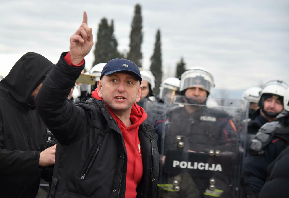<p>Epilog dvomjesečnog protesta: policija u zoru &ldquo;očistila&rdquo; Botun, mašine krenule nakon privođenja 54 osobe, prepucavanja u vladajućoj većini</p>  <p>Knežević najavio izlazak iz &ldquo;krvave Vlade&rdquo;, Mandić kaže da je ugrožen mir, a Spajić tvrdi da je sve bilo civilizovano</p>  <p>Svi privedeni pušteni nakon izjava u policiji, ministarka saobraćaja iz DNP-a &ldquo;obišla&rdquo; mještane, ali bez komentara o blokiranim putevima i pruzi</p>