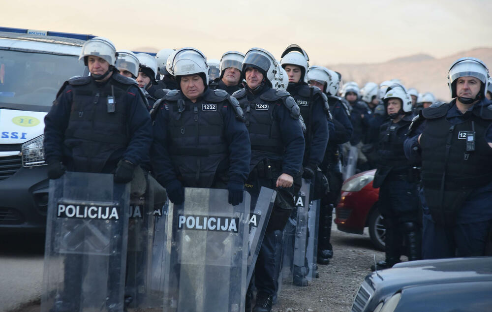<p>Epilog dvomjesečnog protesta: policija u zoru &ldquo;očistila&rdquo; Botun, mašine krenule nakon privođenja 54 osobe, prepucavanja u vladajućoj većini</p>  <p>Knežević najavio izlazak iz &ldquo;krvave Vlade&rdquo;, Mandić kaže da je ugrožen mir, a Spajić tvrdi da je sve bilo civilizovano</p>  <p>Svi privedeni pušteni nakon izjava u policiji, ministarka saobraćaja iz DNP-a &ldquo;obišla&rdquo; mještane, ali bez komentara o blokiranim putevima i pruzi</p>