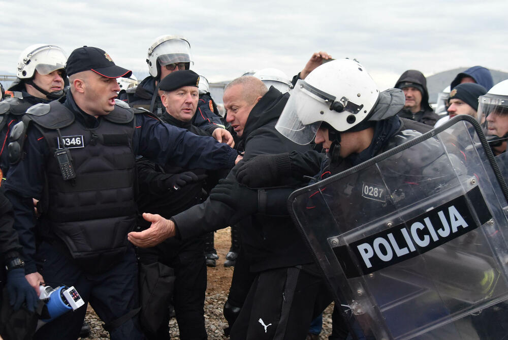 <p>Epilog dvomjesečnog protesta: policija u zoru &ldquo;očistila&rdquo; Botun, mašine krenule nakon privođenja 54 osobe, prepucavanja u vladajućoj većini</p>  <p>Knežević najavio izlazak iz &ldquo;krvave Vlade&rdquo;, Mandić kaže da je ugrožen mir, a Spajić tvrdi da je sve bilo civilizovano</p>  <p>Svi privedeni pušteni nakon izjava u policiji, ministarka saobraćaja iz DNP-a &ldquo;obišla&rdquo; mještane, ali bez komentara o blokiranim putevima i pruzi</p>
