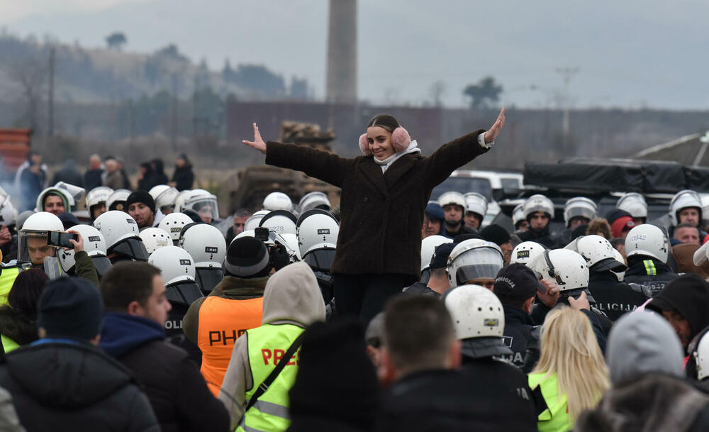 <p>Epilog dvomjesečnog protesta: policija u zoru &ldquo;očistila&rdquo; Botun, mašine krenule nakon privođenja 54 osobe, prepucavanja u vladajućoj većini</p>  <p>Knežević najavio izlazak iz &ldquo;krvave Vlade&rdquo;, Mandić kaže da je ugrožen mir, a Spajić tvrdi da je sve bilo civilizovano</p>  <p>Svi privedeni pušteni nakon izjava u policiji, ministarka saobraćaja iz DNP-a &ldquo;obišla&rdquo; mještane, ali bez komentara o blokiranim putevima i pruzi</p>