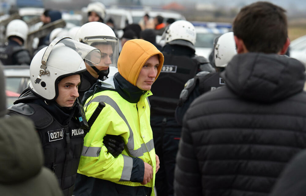 <p>Epilog dvomjesečnog protesta: policija u zoru &ldquo;očistila&rdquo; Botun, mašine krenule nakon privođenja 54 osobe, prepucavanja u vladajućoj većini</p>  <p>Knežević najavio izlazak iz &ldquo;krvave Vlade&rdquo;, Mandić kaže da je ugrožen mir, a Spajić tvrdi da je sve bilo civilizovano</p>  <p>Svi privedeni pušteni nakon izjava u policiji, ministarka saobraćaja iz DNP-a &ldquo;obišla&rdquo; mještane, ali bez komentara o blokiranim putevima i pruzi</p>