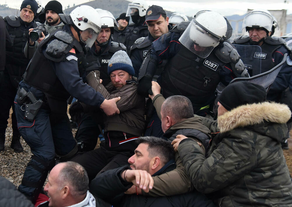 <p>Epilog dvomjesečnog protesta: policija u zoru &ldquo;očistila&rdquo; Botun, mašine krenule nakon privođenja 54 osobe, prepucavanja u vladajućoj većini</p>  <p>Knežević najavio izlazak iz &ldquo;krvave Vlade&rdquo;, Mandić kaže da je ugrožen mir, a Spajić tvrdi da je sve bilo civilizovano</p>  <p>Svi privedeni pušteni nakon izjava u policiji, ministarka saobraćaja iz DNP-a &ldquo;obišla&rdquo; mještane, ali bez komentara o blokiranim putevima i pruzi</p>