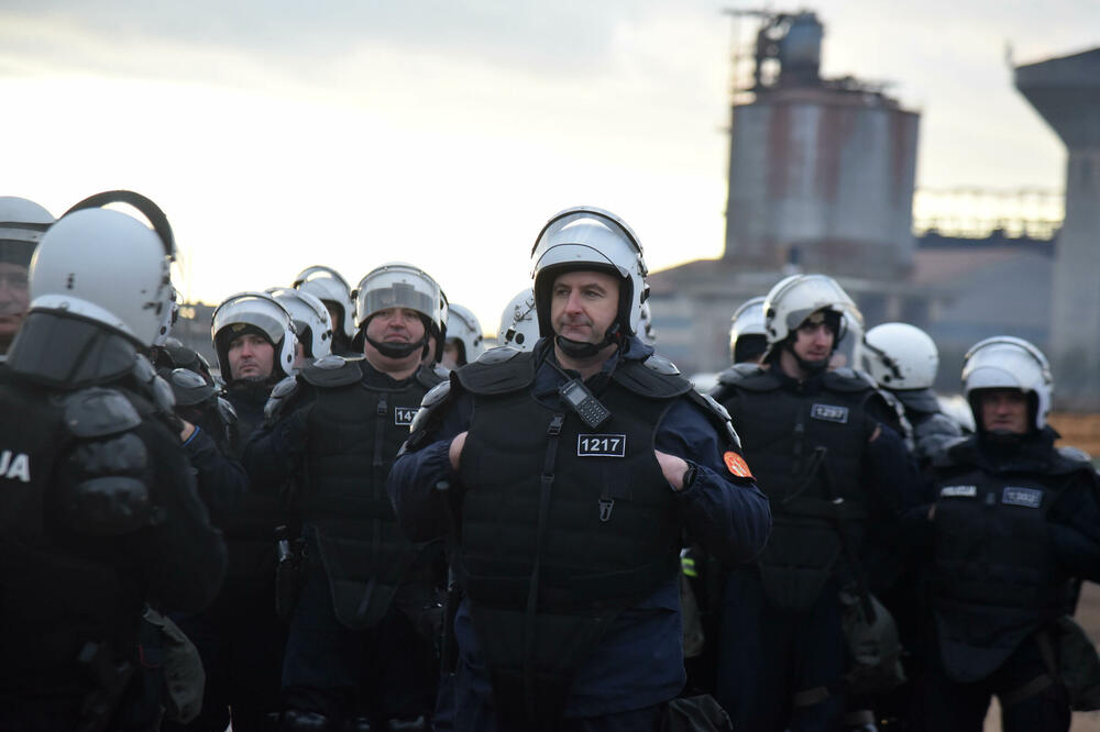 <p>Epilog dvomjesečnog protesta: policija u zoru &ldquo;očistila&rdquo; Botun, mašine krenule nakon privođenja 54 osobe, prepucavanja u vladajućoj većini</p>  <p>Knežević najavio izlazak iz &ldquo;krvave Vlade&rdquo;, Mandić kaže da je ugrožen mir, a Spajić tvrdi da je sve bilo civilizovano</p>  <p>Svi privedeni pušteni nakon izjava u policiji, ministarka saobraćaja iz DNP-a &ldquo;obišla&rdquo; mještane, ali bez komentara o blokiranim putevima i pruzi</p>