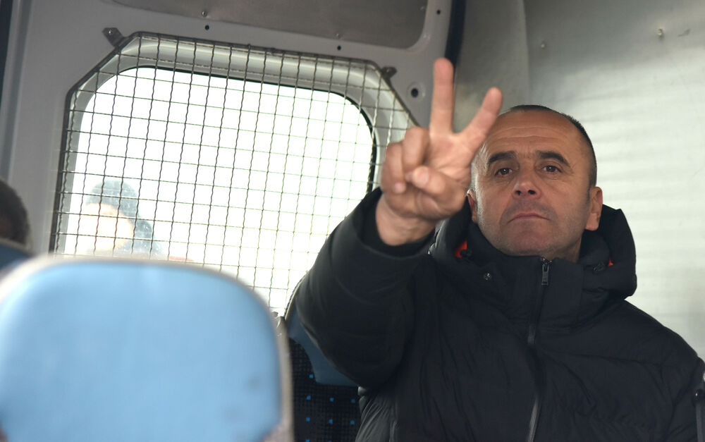 <p>Epilog dvomjesečnog protesta: policija u zoru &ldquo;očistila&rdquo; Botun, mašine krenule nakon privođenja 54 osobe, prepucavanja u vladajućoj većini</p>  <p>Knežević najavio izlazak iz &ldquo;krvave Vlade&rdquo;, Mandić kaže da je ugrožen mir, a Spajić tvrdi da je sve bilo civilizovano</p>  <p>Svi privedeni pušteni nakon izjava u policiji, ministarka saobraćaja iz DNP-a &ldquo;obišla&rdquo; mještane, ali bez komentara o blokiranim putevima i pruzi</p>