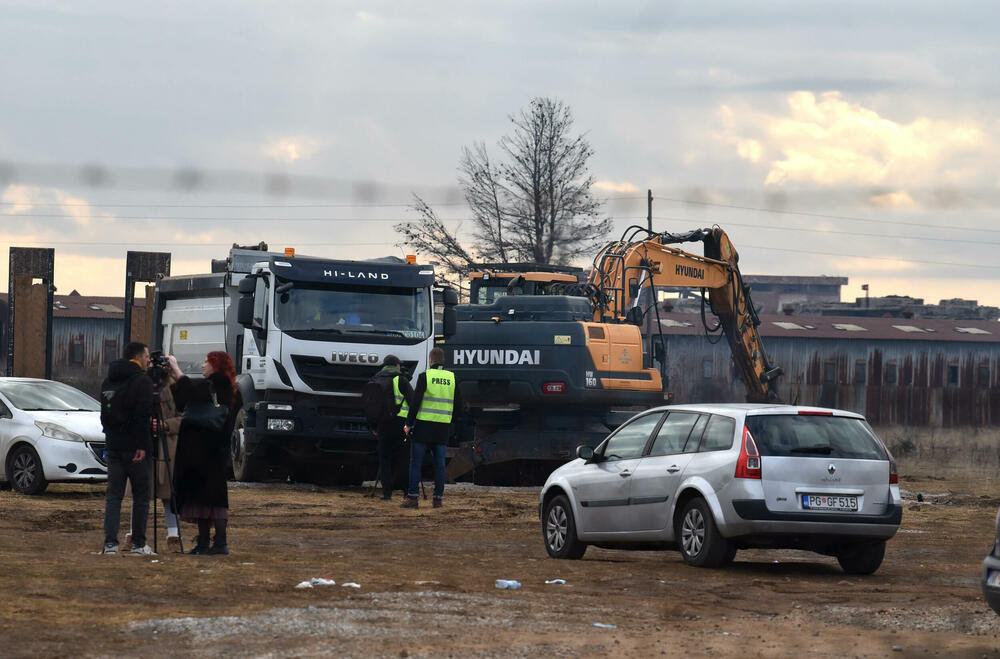 <p>Epilog dvomjesečnog protesta: policija u zoru &ldquo;očistila&rdquo; Botun, mašine krenule nakon privođenja 54 osobe, prepucavanja u vladajućoj većini</p>  <p>Knežević najavio izlazak iz &ldquo;krvave Vlade&rdquo;, Mandić kaže da je ugrožen mir, a Spajić tvrdi da je sve bilo civilizovano</p>  <p>Svi privedeni pušteni nakon izjava u policiji, ministarka saobraćaja iz DNP-a &ldquo;obišla&rdquo; mještane, ali bez komentara o blokiranim putevima i pruzi</p>