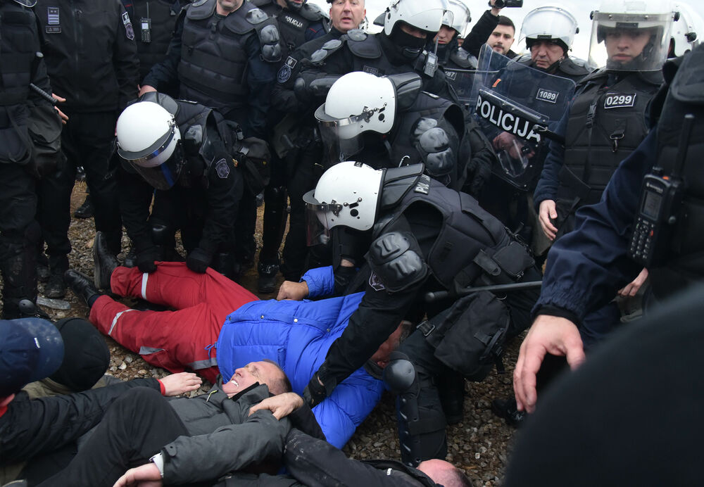 <p>Epilog dvomjesečnog protesta: policija u zoru &ldquo;očistila&rdquo; Botun, mašine krenule nakon privođenja 54 osobe, prepucavanja u vladajućoj većini</p>  <p>Knežević najavio izlazak iz &ldquo;krvave Vlade&rdquo;, Mandić kaže da je ugrožen mir, a Spajić tvrdi da je sve bilo civilizovano</p>  <p>Svi privedeni pušteni nakon izjava u policiji, ministarka saobraćaja iz DNP-a &ldquo;obišla&rdquo; mještane, ali bez komentara o blokiranim putevima i pruzi</p>