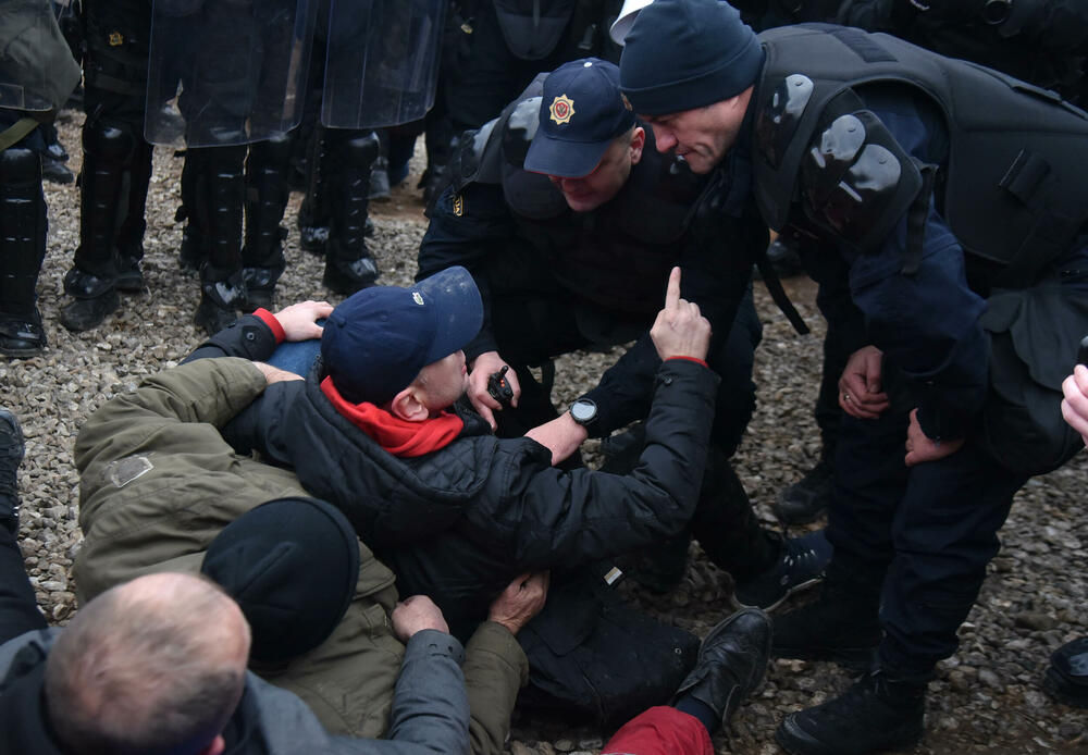 <p>Epilog dvomjesečnog protesta: policija u zoru &ldquo;očistila&rdquo; Botun, mašine krenule nakon privođenja 54 osobe, prepucavanja u vladajućoj većini</p>  <p>Knežević najavio izlazak iz &ldquo;krvave Vlade&rdquo;, Mandić kaže da je ugrožen mir, a Spajić tvrdi da je sve bilo civilizovano</p>  <p>Svi privedeni pušteni nakon izjava u policiji, ministarka saobraćaja iz DNP-a &ldquo;obišla&rdquo; mještane, ali bez komentara o blokiranim putevima i pruzi</p>