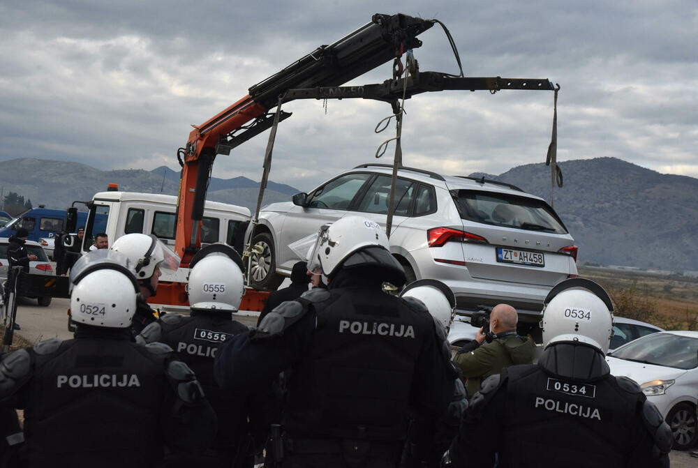 <p>Epilog dvomjesečnog protesta: policija u zoru &ldquo;očistila&rdquo; Botun, mašine krenule nakon privođenja 54 osobe, prepucavanja u vladajućoj većini</p>  <p>Knežević najavio izlazak iz &ldquo;krvave Vlade&rdquo;, Mandić kaže da je ugrožen mir, a Spajić tvrdi da je sve bilo civilizovano</p>  <p>Svi privedeni pušteni nakon izjava u policiji, ministarka saobraćaja iz DNP-a &ldquo;obišla&rdquo; mještane, ali bez komentara o blokiranim putevima i pruzi</p>