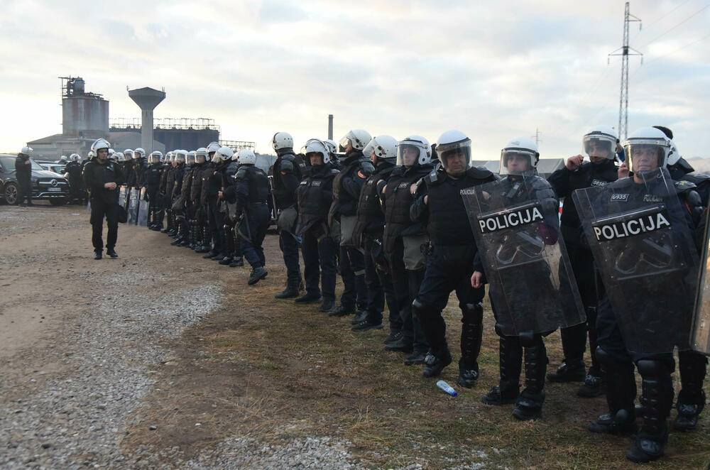 <p>Epilog dvomjesečnog protesta: policija u zoru &ldquo;očistila&rdquo; Botun, mašine krenule nakon privođenja 54 osobe, prepucavanja u vladajućoj većini</p>  <p>Knežević najavio izlazak iz &ldquo;krvave Vlade&rdquo;, Mandić kaže da je ugrožen mir, a Spajić tvrdi da je sve bilo civilizovano</p>  <p>Svi privedeni pušteni nakon izjava u policiji, ministarka saobraćaja iz DNP-a &ldquo;obišla&rdquo; mještane, ali bez komentara o blokiranim putevima i pruzi</p>