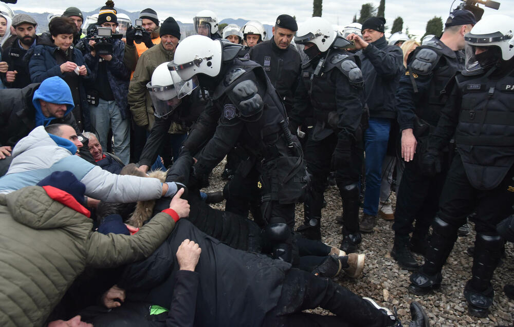 <p>Epilog dvomjesečnog protesta: policija u zoru &ldquo;očistila&rdquo; Botun, mašine krenule nakon privođenja 54 osobe, prepucavanja u vladajućoj većini</p>  <p>Knežević najavio izlazak iz &ldquo;krvave Vlade&rdquo;, Mandić kaže da je ugrožen mir, a Spajić tvrdi da je sve bilo civilizovano</p>  <p>Svi privedeni pušteni nakon izjava u policiji, ministarka saobraćaja iz DNP-a &ldquo;obišla&rdquo; mještane, ali bez komentara o blokiranim putevima i pruzi</p>