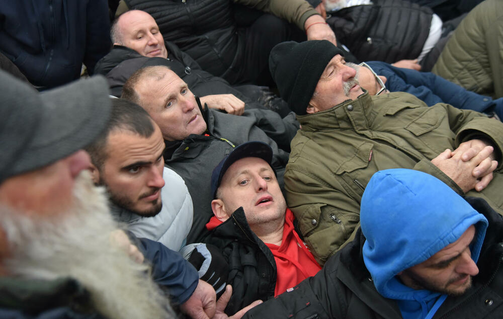 <p>Epilog dvomjesečnog protesta: policija u zoru &ldquo;očistila&rdquo; Botun, mašine krenule nakon privođenja 54 osobe, prepucavanja u vladajućoj većini</p>  <p>Knežević najavio izlazak iz &ldquo;krvave Vlade&rdquo;, Mandić kaže da je ugrožen mir, a Spajić tvrdi da je sve bilo civilizovano</p>  <p>Svi privedeni pušteni nakon izjava u policiji, ministarka saobraćaja iz DNP-a &ldquo;obišla&rdquo; mještane, ali bez komentara o blokiranim putevima i pruzi</p>