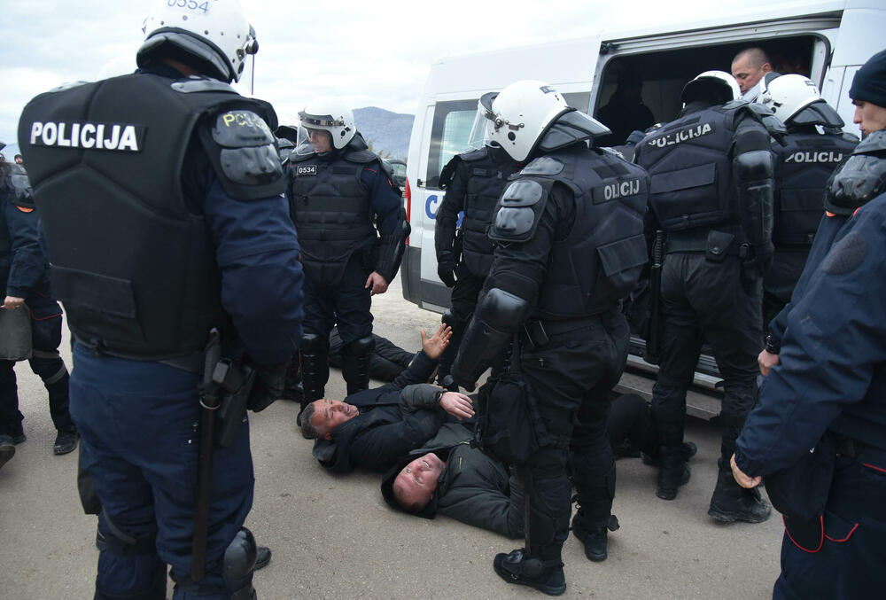 <p>Epilog dvomjesečnog protesta: policija u zoru &ldquo;očistila&rdquo; Botun, mašine krenule nakon privođenja 54 osobe, prepucavanja u vladajućoj većini</p>  <p>Knežević najavio izlazak iz &ldquo;krvave Vlade&rdquo;, Mandić kaže da je ugrožen mir, a Spajić tvrdi da je sve bilo civilizovano</p>  <p>Svi privedeni pušteni nakon izjava u policiji, ministarka saobraćaja iz DNP-a &ldquo;obišla&rdquo; mještane, ali bez komentara o blokiranim putevima i pruzi</p>