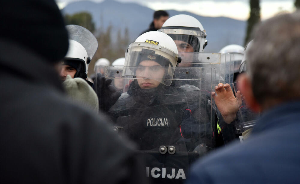 <p>Epilog dvomjesečnog protesta: policija u zoru &ldquo;očistila&rdquo; Botun, mašine krenule nakon privođenja 54 osobe, prepucavanja u vladajućoj većini</p>  <p>Knežević najavio izlazak iz &ldquo;krvave Vlade&rdquo;, Mandić kaže da je ugrožen mir, a Spajić tvrdi da je sve bilo civilizovano</p>  <p>Svi privedeni pušteni nakon izjava u policiji, ministarka saobraćaja iz DNP-a &ldquo;obišla&rdquo; mještane, ali bez komentara o blokiranim putevima i pruzi</p>