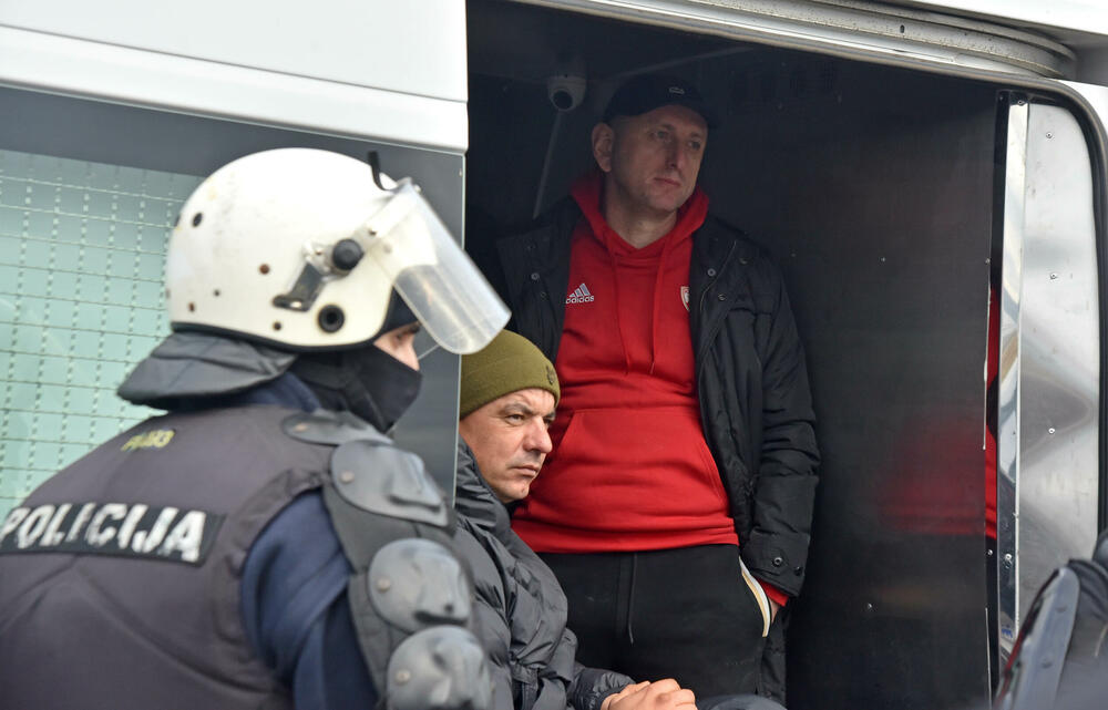 <p>Epilog dvomjesečnog protesta: policija u zoru &ldquo;očistila&rdquo; Botun, mašine krenule nakon privođenja 54 osobe, prepucavanja u vladajućoj većini</p>  <p>Knežević najavio izlazak iz &ldquo;krvave Vlade&rdquo;, Mandić kaže da je ugrožen mir, a Spajić tvrdi da je sve bilo civilizovano</p>  <p>Svi privedeni pušteni nakon izjava u policiji, ministarka saobraćaja iz DNP-a &ldquo;obišla&rdquo; mještane, ali bez komentara o blokiranim putevima i pruzi</p>