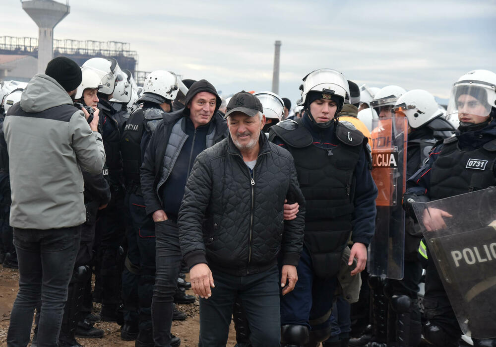 <p>Epilog dvomjesečnog protesta: policija u zoru &ldquo;očistila&rdquo; Botun, mašine krenule nakon privođenja 54 osobe, prepucavanja u vladajućoj većini</p>  <p>Knežević najavio izlazak iz &ldquo;krvave Vlade&rdquo;, Mandić kaže da je ugrožen mir, a Spajić tvrdi da je sve bilo civilizovano</p>  <p>Svi privedeni pušteni nakon izjava u policiji, ministarka saobraćaja iz DNP-a &ldquo;obišla&rdquo; mještane, ali bez komentara o blokiranim putevima i pruzi</p>