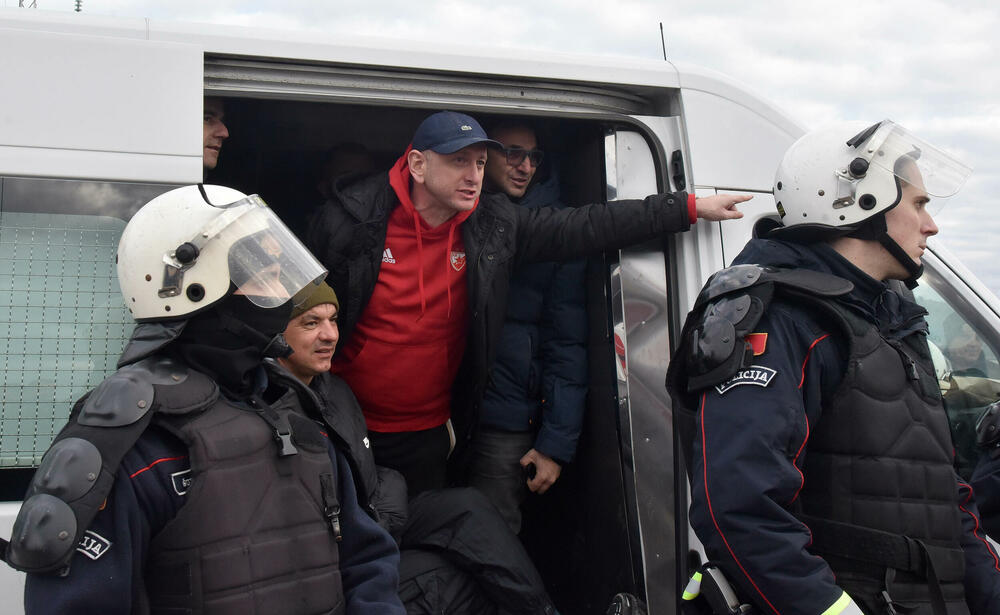 <p>Epilog dvomjesečnog protesta: policija u zoru &ldquo;očistila&rdquo; Botun, mašine krenule nakon privođenja 54 osobe, prepucavanja u vladajućoj većini</p>  <p>Knežević najavio izlazak iz &ldquo;krvave Vlade&rdquo;, Mandić kaže da je ugrožen mir, a Spajić tvrdi da je sve bilo civilizovano</p>  <p>Svi privedeni pušteni nakon izjava u policiji, ministarka saobraćaja iz DNP-a &ldquo;obišla&rdquo; mještane, ali bez komentara o blokiranim putevima i pruzi</p>