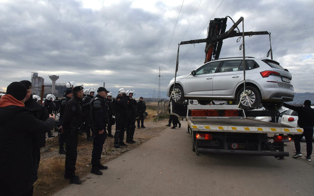 <p>Epilog dvomjesečnog protesta: policija u zoru &ldquo;očistila&rdquo; Botun, mašine krenule nakon privođenja 54 osobe, prepucavanja u vladajućoj većini</p>  <p>Knežević najavio izlazak iz &ldquo;krvave Vlade&rdquo;, Mandić kaže da je ugrožen mir, a Spajić tvrdi da je sve bilo civilizovano</p>  <p>Svi privedeni pušteni nakon izjava u policiji, ministarka saobraćaja iz DNP-a &ldquo;obišla&rdquo; mještane, ali bez komentara o blokiranim putevima i pruzi</p>