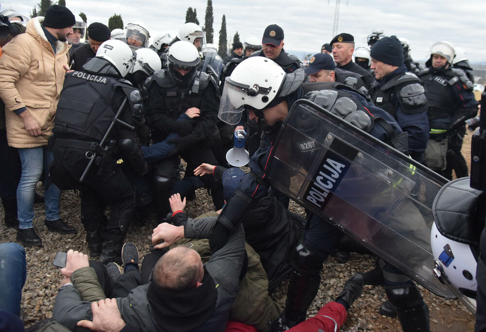 <p>Epilog dvomjesečnog protesta: policija u zoru &ldquo;očistila&rdquo; Botun, mašine krenule nakon privođenja 54 osobe, prepucavanja u vladajućoj većini</p>  <p>Knežević najavio izlazak iz &ldquo;krvave Vlade&rdquo;, Mandić kaže da je ugrožen mir, a Spajić tvrdi da je sve bilo civilizovano</p>  <p>Svi privedeni pušteni nakon izjava u policiji, ministarka saobraćaja iz DNP-a &ldquo;obišla&rdquo; mještane, ali bez komentara o blokiranim putevima i pruzi</p>